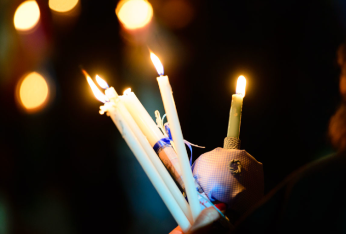 Ο συμβολισμός της πασχαλινής λαμπάδας: Τι συμβολίζει  και γιατί τη σβήνουμε